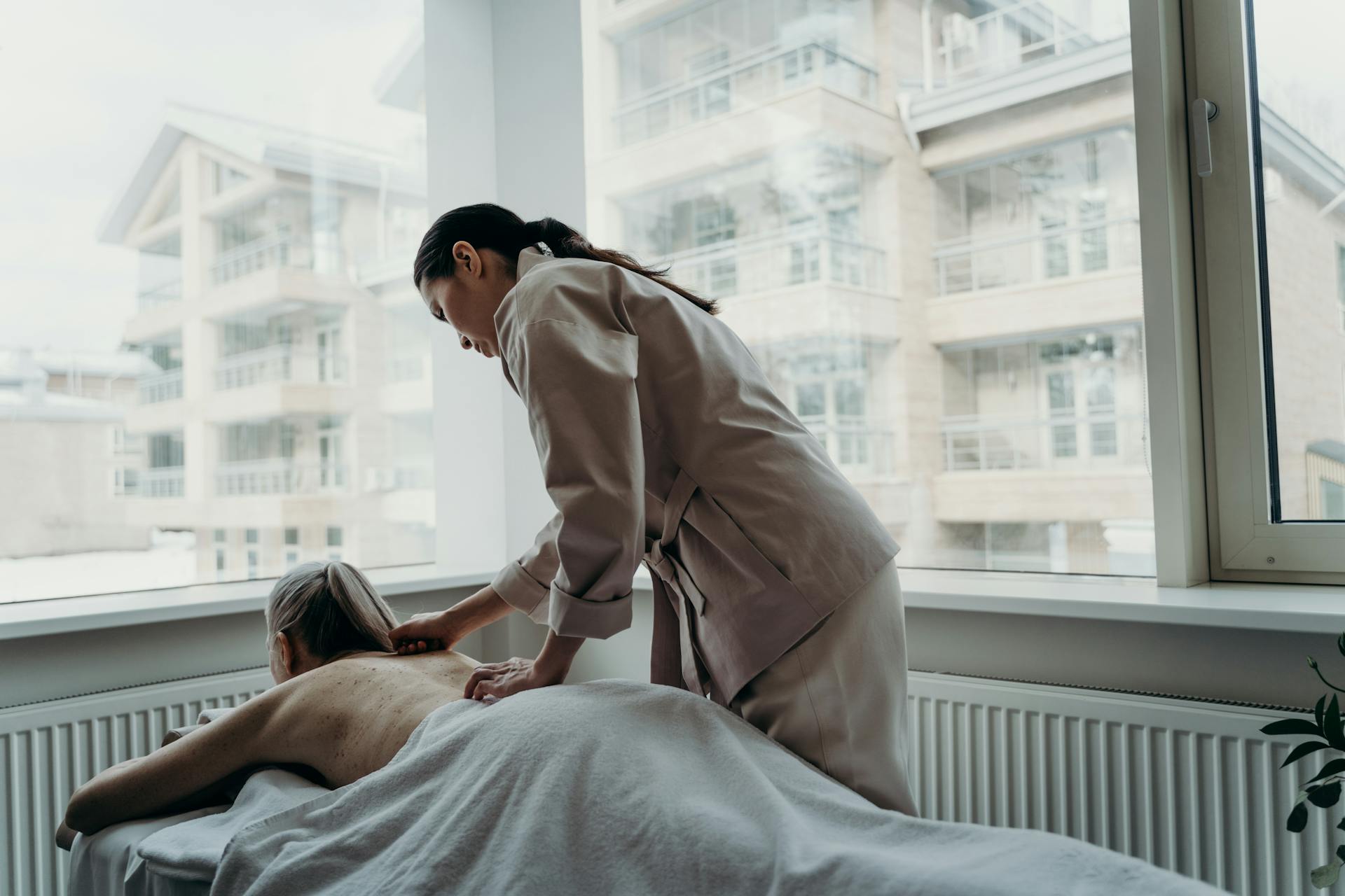 Woman Doing Back Massage (1)